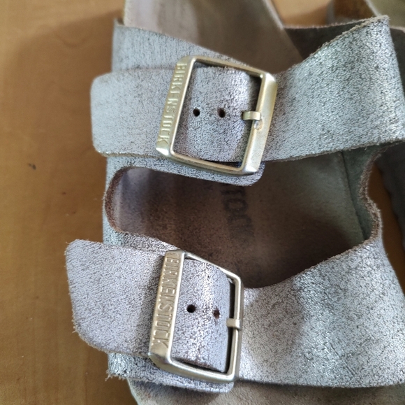 Birkenstock Arizona Silver Leather With Gold Buckle And Grey Sole - Picture 2 of 11